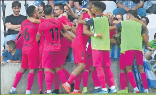  ??  ?? EL GOL. Los jugadores del Málaga celebraban así el tanto que marcó Adrián en El Sardinero y que supuso el 0-1 definitivo.