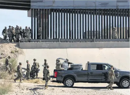  ?? AFP ?? Tropas estadounid­enses estaban atentos en la frontera con México a si era necesario el cierre, tal cual como lo había anunciado Trump.