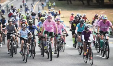  ?? PHANDO JIKELO African News Agency (ANA) ?? Thousands of cyclists braved the “Cape Doctor” (south-easterly wind) to complete the gruelling 109km 42nd edition of the Cape Town Cycle Tour yesterday. One person was reported to have died. See Pages 2, 20 |