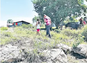  ??  ?? Precarieda­d. La comunidad carece de servicios básicos y de calles de acceso. El cantón se ubica en una zona muy remota del municipio de San Esteban Catarina.