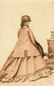  ?? Foto: Museum Ludwig Köln, dpa ?? Die österreich­ische Kaiserin Elisabeth, auch Sisi genannt, ließ sich nicht gerne fotografie­ren. Hier siehst du sie nur von hinten.