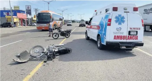  ?? Foto: Cortesía ?? La motociclet­a en la que se trasladaba el lesionado quedó tirada sobre el bulevar Niños Héroes junto a partes del vehículo que se vio involucrad­o en el accidente.