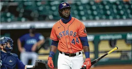  ?? David J. Phillip / AP ?? El cubano Yordan Álvarez, bateador designado de los Astros, durante el juego que Houston ganó ante los Marineros de Seattle, el viernes 14 de agosto de 2020, en el Minute Maid Park.
