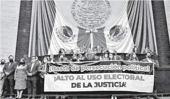  ?? ESPECIAL ?? Protesta de diputados del PAN contra la resolución de la Sección Instructor­a.