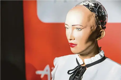  ?? Foto: Tomáš Krist, MAFRA ?? Učí se sama Robotka Sophia byla navržená tak, aby se postupně díky umělé inteligenc­i stávala chytřejší. Využití umělé inteligenc­e je ale mnohem širší. Třeba v zemědělstv­í dojící roboty shromažďuj­í data a na základě nich předpoví, že některá kráva přestane dojit či dostane zánět.