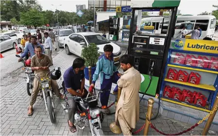  ?? — AP ?? In high demand: Motorcycli­sts and vehicles queue for fuel in Islamabad. An expert at the Trafigura Group says the global market could face oil shortage by 2019.