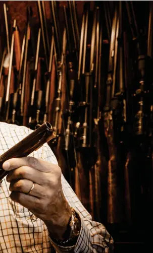  ?? FOTO: CATA PORTIN ?? Vapenhandl­aren William Wadstein kom över Cronstedts pistol av en slump, den ingick i ett parti gamla vapen som en annan samlare sålde till honom. Det var först efteråt han insåg vilken raritet han hade köpt in.
