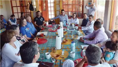  ??  ?? Reunión con candidatos donde se expusieron los proyectos