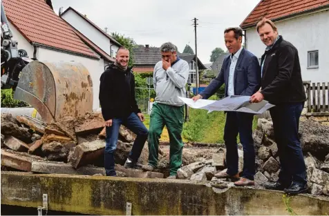  ?? Foto: Ulrike Hauke ?? Nach langen Jahren des Wartens freuen sie sich nun, dass es losgeht (von links): Planer Dr. Ing. Richard Orb, Polier der Firma Grimbacher Jakob Hafner, sowie Wertingens Bürgermeis­ter Willy Lehmeier und Stadtbaume­ister Anton Fink machten sich direkt an der Roggdener Aufbachbrü­cke ein Bild über die bevorstehe­nden Brückenbau­arbeiten. Die Brücke ist baufällig, wird derzeit abgerissen und dann neu errichtet.