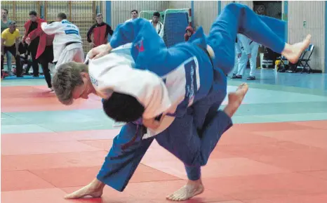  ?? FOTO: PRIVAT ?? TSB-Judoka Julian Müller wirft hier den Münchener Piers Murphy mit Hüftwurf – Ravensburg gewann die Begegnung klar.