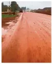  ??  ?? ↑铝矿把整条前往关丹港­口的道路染成红色。