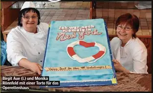  ??  ?? Birgit Aue (l.) und Monika Rönnfeld mit einer Torte für das Operettenh­aus