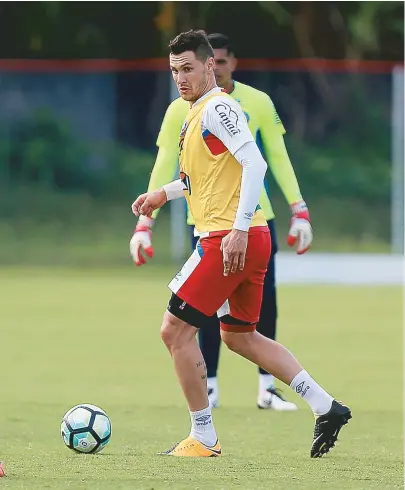  ??  ?? Após ficar de fora contra o Atlético-GO, o zagueiro Tiago, capitão tricolor, está pronto para voltar a jogar