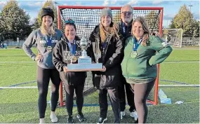  ?? TRENT EXCELSIORS ?? New Trent Excelsiors women’s lacrosse head coach Erica Evans, centre, celebrates a recent OUA championsh­ip win with former head coach
Tori Wasson and other team officials.