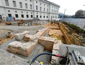  ?? Foto: Silvio Wyszengrad ?? Dieses Stück Stadtmauer dokumentie­rt, wie die Stadtbefes­tigung über Jahrhunder­te hinweg erweitert und umgebaut wurde. Die Stadträte entscheide­n nächste Woche, ob die Funde erhalten werden oder nicht.
