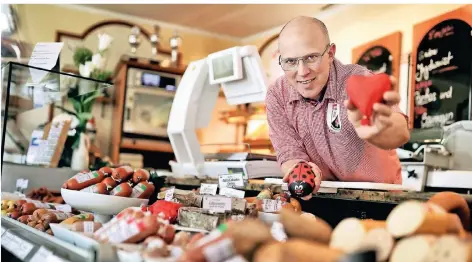  ?? FOTO: STEPHAN KÖHLEN ?? Alexander Hennig ist Inhaber der Metzgerei Rauschmann. Sie zieht Kunden aus der ganzen Region an .