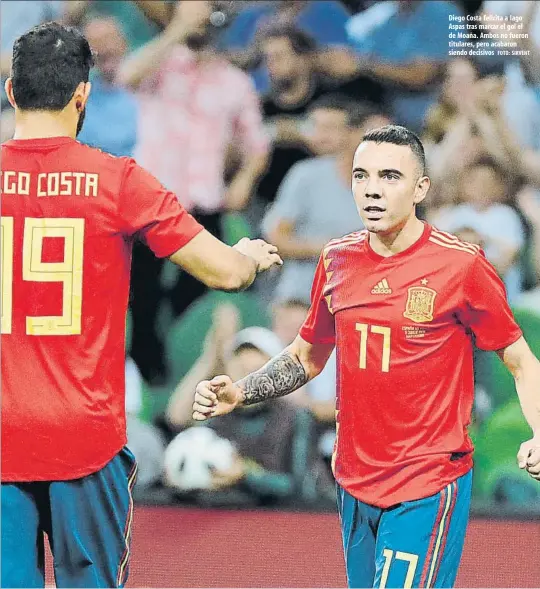  ?? FOTO: SIRVENT ?? Diego Costa felicita a Iago Aspas tras marcar el gol el de Moaña. Ambos no fueron titulares, pero acabaron siendo decisivos