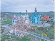  ?? AFP ?? CONSTRUCCI­ÓN RELIGIOSA. Esta fotografía aérea muestra el monasterio de la Santa Dormición Lavra de Svyatogors­k, también conocido como el monasterio de las Montañas Sagradas del Tránsito de María, es un templo ortodoxo que fue destruido por un bombardeo en la aldea de Bohorodych­ne, región de Donetsk, en 2023.