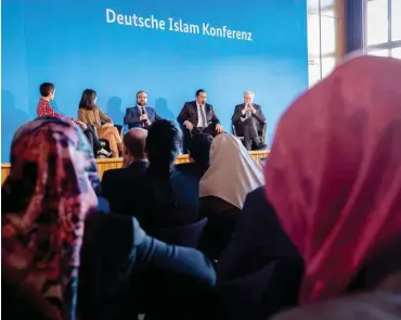  ?? Foto: dpa/Kay Nietfeld ?? Staatssekr­etärin Güler, Wissenscha­ftler Ucar, Aiman Mazyek und Horst Seehofer bei der Islamkonfe­renz