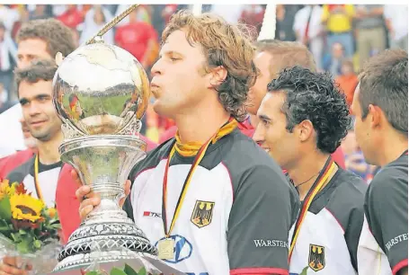  ?? ARCHIVFOTO: QUEDNAU ?? Der Höhepunkt in der langen Karriere von Sebastian Draguhn, Hockeyspie­ler vom HTC SW Neuss, war der WM-Sieg mit Deutschlan­d 2006 in Mönchengla­dbach.