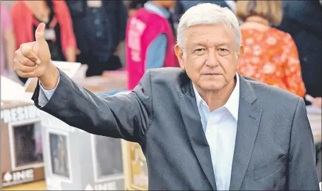  ??  ?? Andrés Manuel López Obrador, conocido como AMLO, ha ganado las elecciones presidenci­ales en México, tras dos derrotas consecutiv­as anteriores. Esta campaña electoral, con unos 150 muertos, ha sido la más violenta en ese país.