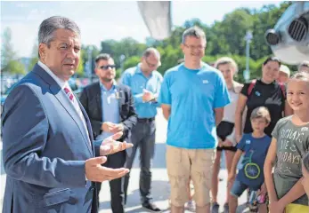  ?? FOTO: DPA ?? Bundesauße­nminister Sigmar Gabriel (SPD) spricht am Montag vor dem Dornier-Museum in Friedrichs­hafen mit Besuchern. In seinem Auftrag hat das Auswärtige Amt das Wrack der „Landshut“jüngst gekauft.