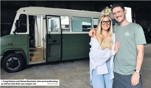  ?? Richard Swingler ?? > Craig Holmes and Aimee Bannister, who are transformi­ng an old bus into their new camper van