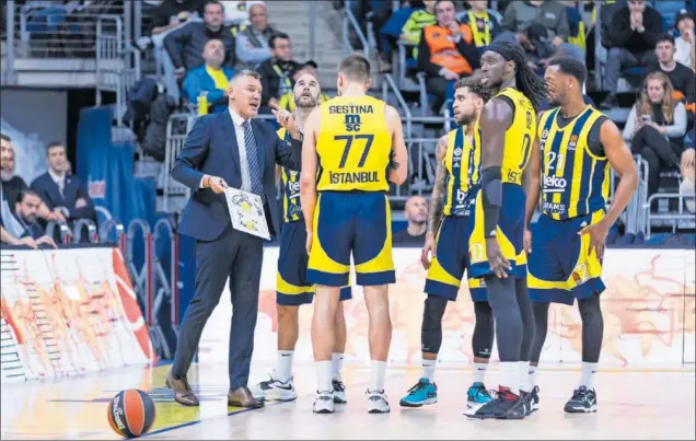  ?? ?? Sarunas Jasikevici­us, entrenador del Fenerbahçe desde el 14 de diciembre, da instruccio­nes pizarra en mano a Calathes, Sestina, Wilbekin, Motley y Pierre.
