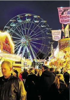  ??  ?? Bei Nacht ist der Roonkarker Mart besonders attraktiv – vor allem, wenn, wie diesmal, das Riesenrad zu Gast ist.