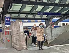  ?? 20MIN/SONJA MULITZE ?? Personen mit Maske in Zürich-stadelhofe­n.