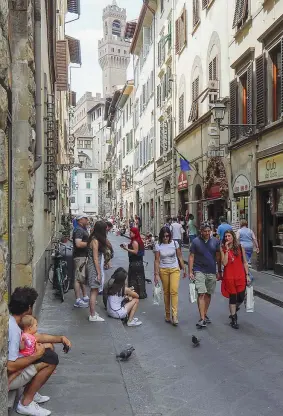  ?? (foto Cambi / Sestini) ?? Gli idranti Nel pieno centro storico di Firenze per scoraggiar­e i bivacchi dei turisti o dei cittadini verrà sparata con gli idranti acqua su marciapied­i e sagrati