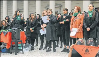  ?? SERGIO PIEMONTE ?? UNIDAS. Dolores Fonzi, una de las oradoras, junto a colegas actrices como Luisa Kuliok, Jazmín Stuart y Julieta Ortega.