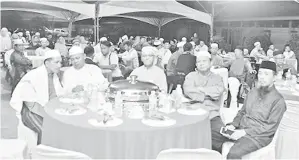  ??  ?? SAIRIN (depan, dua kiri) bersama orang ramai di majlis itu.