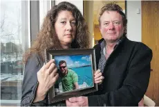  ?? JASON PAYNE/FILES ?? Margie and Mark Gray display a photo of their son Myles Gray, who died after an altercatio­n with Vancouver police in 2015.