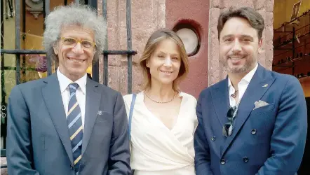  ??  ?? Luigi Maccotta, embajador de Italia en México; Silvia Carusillo y Giancarlo Quacquarel­li.
