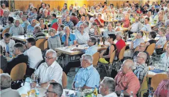  ?? FOTOS: STEIDLE ?? Sehr gut besucht war die 146. Generalver­sammlung der Volksbank Laichinger Alb am Montagaben­d in der Daniel-Schwenkmez­ger-Halle. Gekommen waren 315 stimmberec­htigte Mitglieder sowie zahlreiche Kunden und Gäste. Die Sitzung leitete der neue...