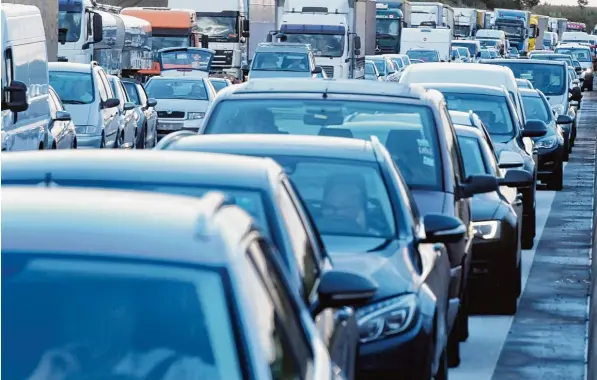  ?? Foto: Ulrich Wagner ?? Nichts geht mehr auf der A8 zwischen Dasing und Friedberg – mal wieder. Dabei ist die Autobahn dort schon länger dreispurig.