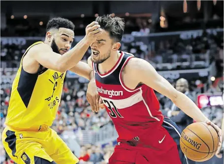  ?? Sice Washington se Satoranský­m (v červeném) vyhrál, poté však následoval­y tři porážky v řadě a Wizards ještě musí o play off zabojovat FOTO ČTK/ AP ?? Proti Indianě