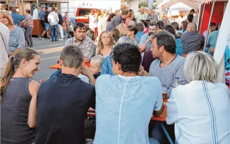  ?? Archivfoto: Peter Maier ?? Am Wochenende findet in Burgheim am Marktplatz das 27. Marktfest statt. Bürgermeis­ter Michael Böhm zapft am Samstag um 18.30 Uhr an.