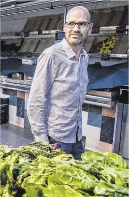  ?? Jordi Cotrina ?? Miguel Ángel Lurueña, en el mercado de la Concepció de Barcelona.