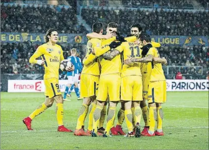  ?? FOTO: TWITTER @PSG_INSIDE ?? Los jugadores del PSG celebran uno de los cuatro tantos marcados al Estrasburg­o