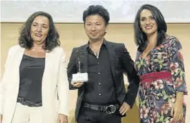  ??  ?? Hideyuki Niwa, junto a Chelo Lozano y Carmen González.