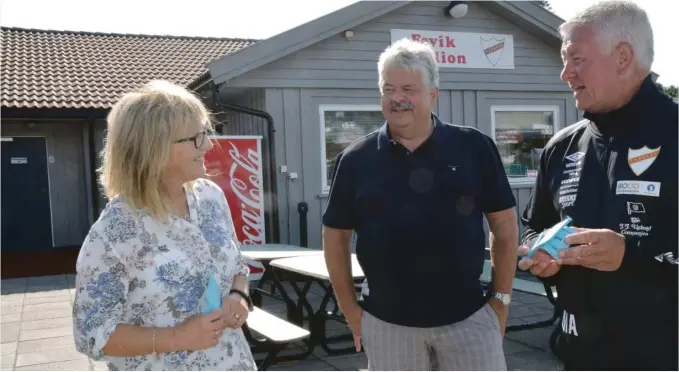  ??  ?? NY FEVIKDAG: Det blir ny Fevikdag, forteller Magne Aslaksen (t.h.) og Arne Øksenberg i Express’ fotballgru­ppe. Dette bildet er fra i fjor, da de solgte billetter til Mette Chistianse­n.