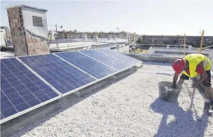  ?? A. J. GONZÁLEZ ?? Un operario trabaja en la instalació­n de paneles solares en la cubierta de un edificio.