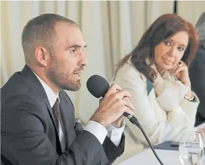  ?? ?? Otros tiempos. Martín Guzmán habla, el año pasado, junto a Cristina Kirchner en el Senado de la Nación.