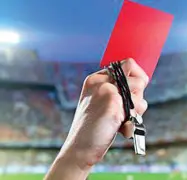  ??  ?? Sport Un calciatore è finito nei guai per aver colpito l’arbitro