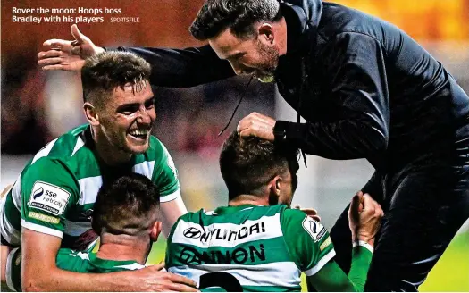  ?? SPORTSFILE ?? Rover the moon: Hoops boss Bradley with his players