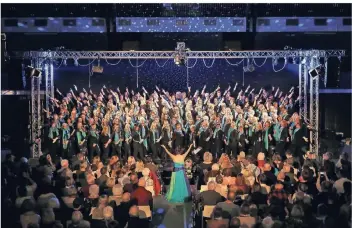  ?? FOTO: WWW.YAMEL.DE ?? 1200 Besucher kamen zum Konzert des Chores Frauenpowe­r, der damit sein zehnjährig­es Bestehen feierte. Chorleiter­in und Dirigentin Andrea Kautny führte durch das Programm.