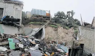  ?? /ÁNGELES GARCÍA ?? Advierten por peligro de derrumbe en zonas de riesgo