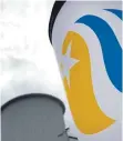  ?? FOTO: DANIEL NAUPOLD/DPA ?? Vattenfall-Logo hinter einem Abgasturm des Heizkraftw­erkes der Vattenfall Europe AG.